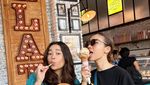 Denny Sumargo dan Istri saat Kulineran Romantis di Amerika
