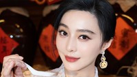 Saat di Melaka, Fan berkunjung ke hote-hotel mewah hingga restoran di. Lihatalah gayanya saat menikmati es cendol di Melaka. (Fan Bingbing/Instagram)