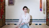 Mengenakan pakaian kebaya khas Malaysia, Fan berpose di salah satu restoran populer di sana, Restaurant Peranakan Place.