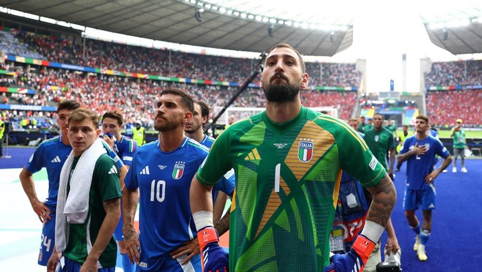 Soccer Football - Euro 2024 - Round of 16 - Switzerland v Italy - Berlin Olympiastadion, Berlin, Germany - June 29, 2024  Italys Nicolo Barella, Lorenzo Pellegrini and Gianluigi Donnarumma look dejected after the match REUTERS/Lee Smith     TPX IMAGES OF THE DAY