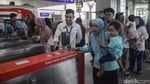 Isi Libur Sekolah, Anak-anak Diajak Naik LRT dan Mewarnai