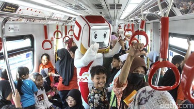 Isi Libur Sekolah, Anak-anak Diajak Naik LRT dan Mewarnai