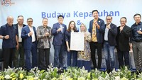 Atas komitmen tersebut, BRI Life menerima ISO 37301:2021 Compliance Management Systems Certification Dari British Standards Institution, yang diterima oleh Komisaris Utama BRi Life M. Syafri Rozi, didampingi oleh Direktur Kepatuhan dan LegaI BRI Life I Dewa Gede Agung serta Kepala Divisi Kepatuhan BRI Chris Hananto di Jakarta.