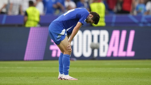 Italys Federico Chiesa looks down on the pitch after a round of sixteen match between Switzerland and Italy at the Euro 2024 soccer tournament in Berlin, Germany, Saturday, June 29, 2024. (AP Photo/Matthias Schrader)
