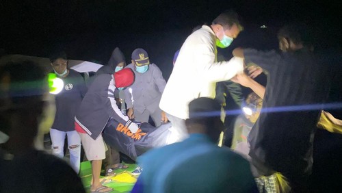 Jasad Syarif Tehing saat dievakuasi ke Dermaga Beang, Desa Aramaba, Kecamatan Pantar Selatan, Kabupaten Alor, NTT, Sabtu (29/6/2024).