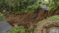 Intensitas hujan yang tinggi mengakibatkan jalan penghubung antarkampung itu longsor.