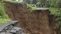 Longsor ini menyebabkan akses jalan di Kampung Parung, Kiarabongkok, Salawi, Kecamatan Cilaglontang, terisolir karena tidak bisa dilalui.