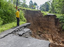 Jalan Longsor, Kampung di Kabupaten Tasikmalaya Terisolir