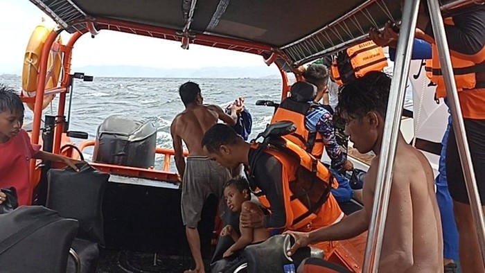Tim SAR Gabungan evakuasi empat korban kapal tenggelam di perairan Selat Lintah Pulau Padar, kawasan Taman Nasional Komodo, Manggarai Barat, NTT, Sabtu (30/6/2024. (Dok. Basarnas Maumere)