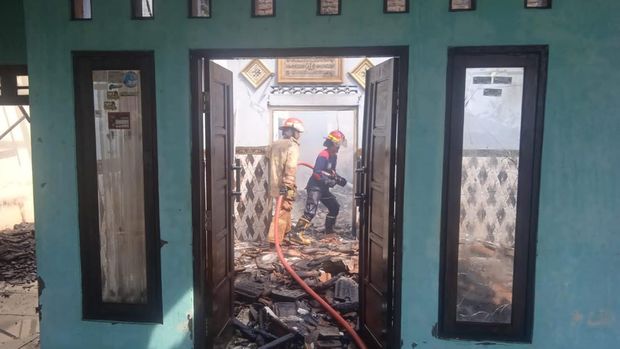 Kebakaran di Jombang ludeskan 3 rumah dan 1 mobil