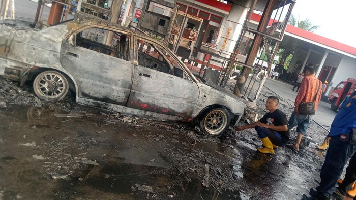 Satu mobil terbakar di SPBU Matesih, Karanganyar, Minggu (30/6/2024).