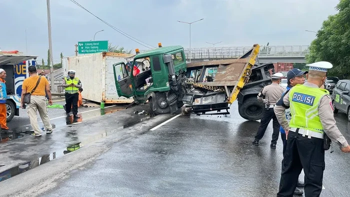 Kecelakaan truk kontainer di Tol JORR
