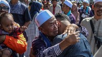 Seorang haji memeluk keluarganya saat tiba di Cibinong , Kabupaten Bogor, Jawa Barat, Minggu (30/6/2024).