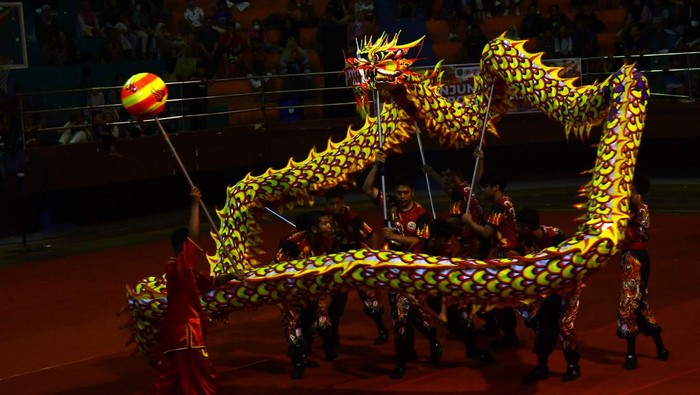 Kejuaraan barongsai dan tarian naga di Madiun Sejumlah atlet menampilkan atraksi barongsai dan tarian naga saat pembukaan Kejuaraan Barongsai dan Tarian Naga di GOR Wilis Kota Madiun, Jawa Timur, Sabtu (29/6/2024). Kejuaraan yang diikuti 23 sasana barongsai dan delapan sasana tarian naga dan dimainkan 254 orang atlet dari berbagai daerah di Jawa Timur tersebut dimaksudkan untuk meningkatkan prestasi atlet barongsai dan tarian naga, serta meningkatkan kunjungan wisatawan datang di Kota Madiun. ANTARA FOTO/Siswowidodo/foc.