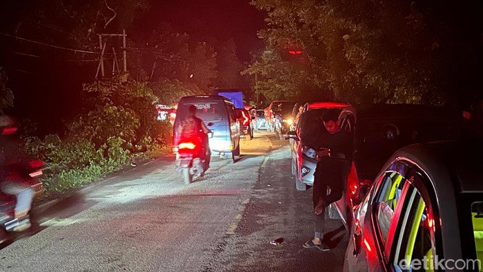 Kemacetan di Jalan Poros Maros-Bone tepatnya di Tompo Ladang. Kemacetan di Jalan Poros Maros-Bone tepatnya di Tompo Ladang.