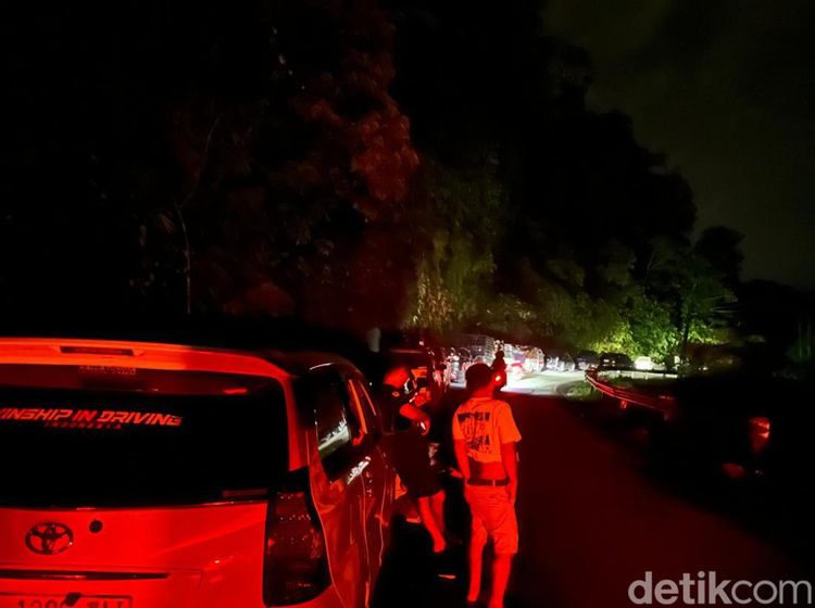 Potret Jalan Poros Maros-Bone Macet Parah hingga Kendaraan Mengular 5 Km