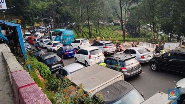 Kendaraan terjebak macet di Jalan Raya Puncak, Cisarua, Kabupaten Bogor, Jawa Barat, Minggu (30/6/2024). (CNBC Indonesia/Sefti Oktarianisa)