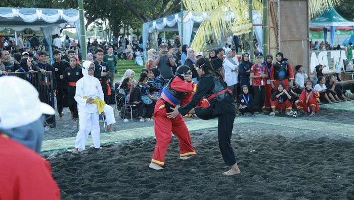 Kompetisi silat pantai di Banyuwangi
