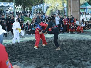 Ratusan Pendekar Adu Tangkas dalam Kompetisi Silat Pantai 2024 di Banyuwangi