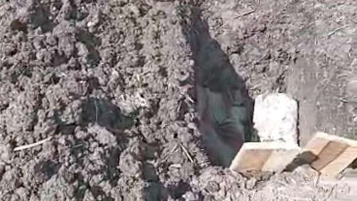 Kondisi makam di Cluring, Banyuwangi usai dibongkar orang tak dikenal.