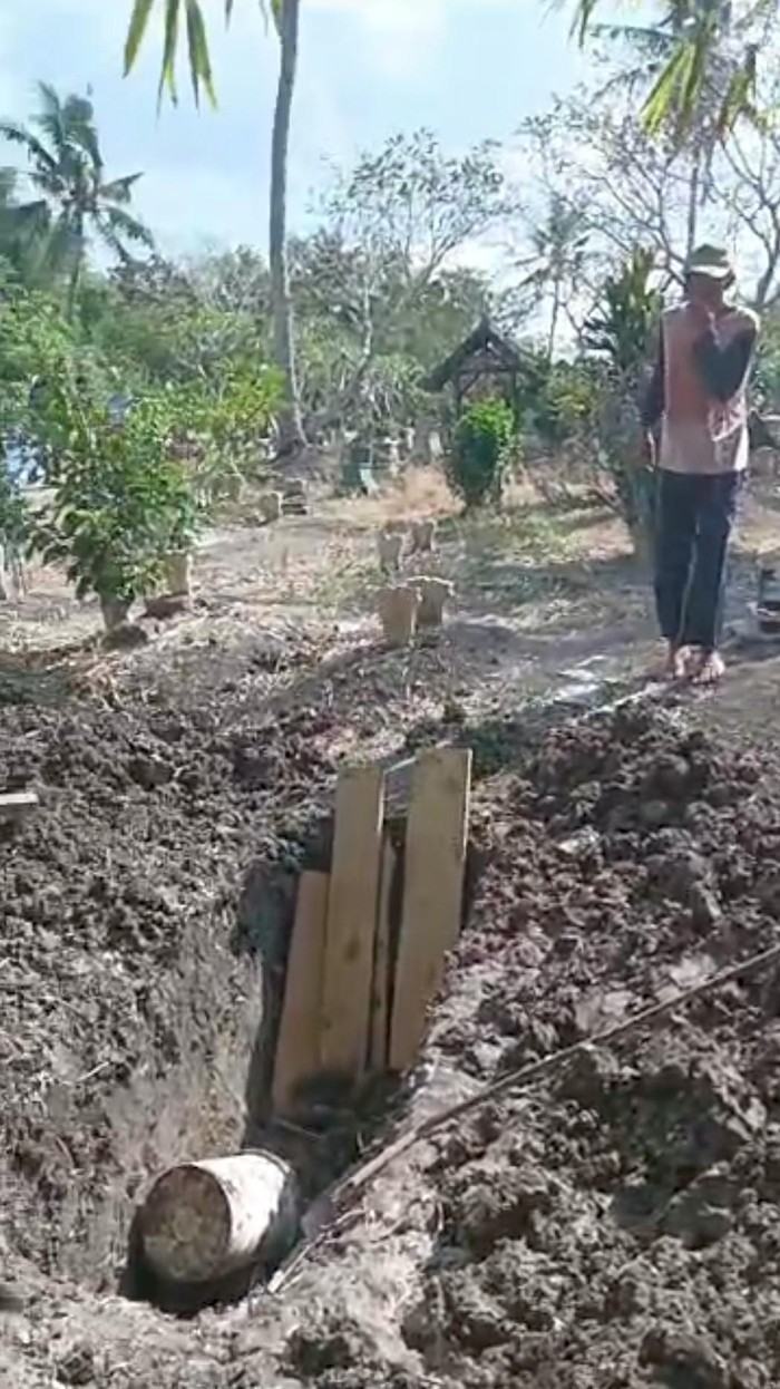 Kondisi makam di Cluring, Banyuwangi usai dibongkar orang tak dikenal.