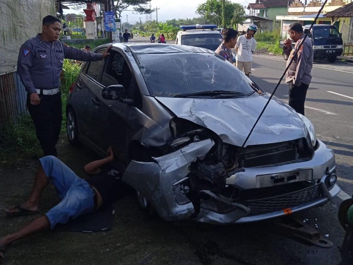 Kondisi mobil Honda Brio yang mengalami kecelakaan tunggal di Bandongan, Kabupaten Magelang, Minggu (30/6/2024).