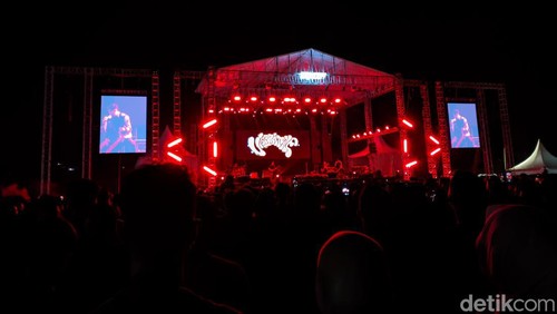 Suasana konser Vierra dan Fourtwnty tutup panggung event MXGP di Lapangan Sirkuit Eks Bandara Selaparang, Kota Mataram, Minggu malam (30/6/2024). Foto: (Ahmad Viqi/detikBali).