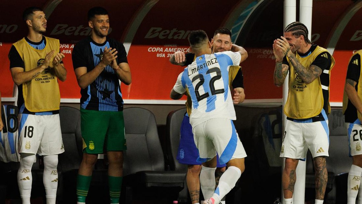Lautaro Martinez memeluk Lionel Messi di laga Argentina vs Peru. (Foto: USA TODAY Sports via Reuters Con/Nathan Ray Seebeck)