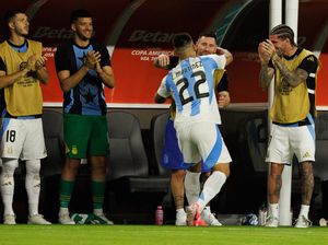Pelukan Terima Kasih Lautaro Martinez untuk Messi