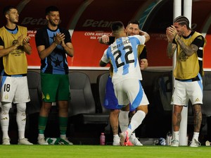 Pelukan Terima Kasih Lautaro Martinez untuk Messi