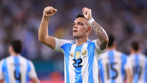 MIAMI GARDENS, FLORIDA - JUNE 29: Lautaro Martinez of Argentina celebrates after scoring the teams second goal during the CONMEBOL Copa America 2024 Group A match between Argentina and Peru at Hard Rock Stadium on June 29, 2024 in Miami Gardens, Florida. (Photo by Hector Vivas/Getty Images)