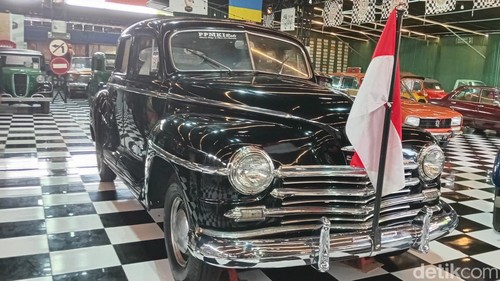 Mobil pribadi eks Ibu Negara RI Fatmawati merek Plymouth Hudson Hornet di Kebon Vintage Cars Bali, Sabtu (1/6/2024). (Aryo Mahendro)