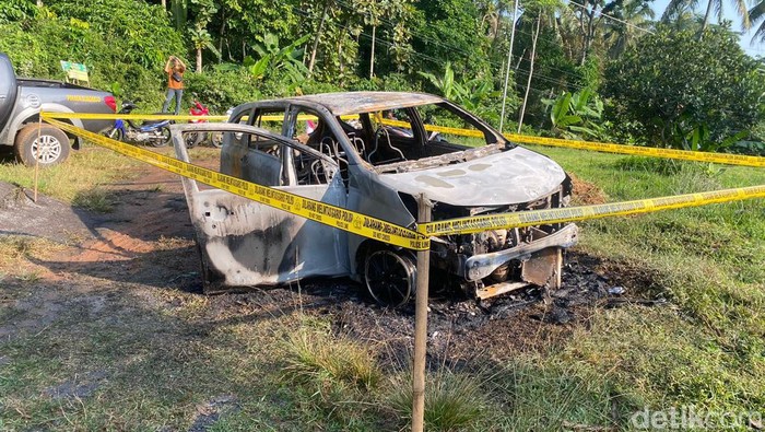 Bangkai mobil Daihatsu Siagra yang terbakar
