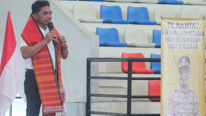 Bakal Calon Gubernur Banten Airin Rachmi Diany bersama Bakal Calon Wali Kota Tangerang Sachrudin dan Founder Lembaga Survei KedaiKOPI Hendri Satrio menghadiri deklarasi Forum Komunikasi Mandailing Tapanuli Bagian Selatan (FK MANTAP) Tangerang Raya di kawasan Cipondoh, Kota Tangerang, Minggu (30/6/2024).