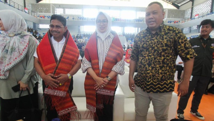 Momen Deklarasi Forum Komunikasi Mandailing Selatan di Tangerang Bakal Calon Gubernur Banten Airin Rachmi Diany bersama Bakal Calon Wali Kota Tangerang Sachrudin dan Founder Lembaga Survei KedaiKOPI Hendri Satrio menghadiri deklarasi Forum Komunikasi Mandailing Tapanuli Bagian Selatan (FK MANTAP) Tangerang Raya di kawasan Cipondoh, Kota Tangerang, Minggu (30/6/2024).
