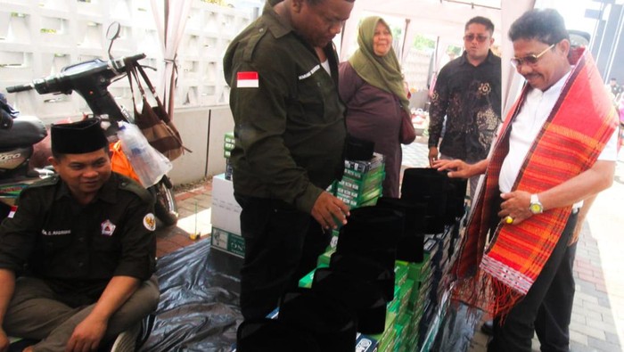 Momen Deklarasi Forum Komunikasi Mandailing Selatan di Tangerang Bakal Calon Gubernur Banten Airin Rachmi Diany bersama Bakal Calon Wali Kota Tangerang Sachrudin dan Founder Lembaga Survei KedaiKOPI Hendri Satrio menghadiri deklarasi Forum Komunikasi Mandailing Tapanuli Bagian Selatan (FK MANTAP) Tangerang Raya di kawasan Cipondoh, Kota Tangerang, Minggu (30/6/2024).