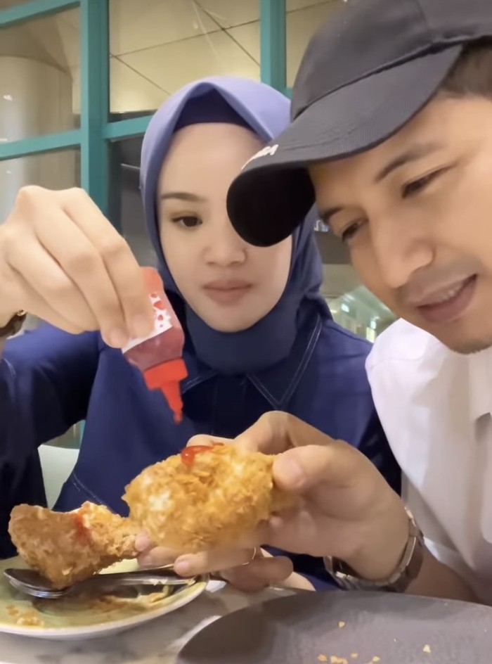 Momen Seru Chand Kelvin Saat Kulineran Bersama Tunangan dan Keluarga Momen Seru Chand Kelvin Saat Kulineran Bersama Tunangan dan Keluarga