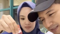 Chand kerap membagikan momen kulinernya bersama sang tunangan. Salah satunya ketika menikmati menu es krim berbentuk ayam goreng di kafe bernama Bakerzin. Foto: Instagram @chand_kelvin