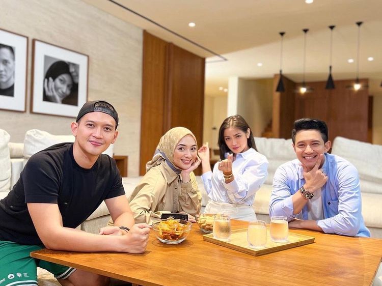 Momen Seru Chand Kelvin Saat Kulineran Bersama Tunangan dan Keluarga