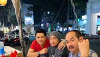 Momen kuliner bersama keluarga lainnya juga dibagikan oleh Chand Kelvin. Mereka tampak makan di warung tenda yang menyediakan menu BBQ dan hot pot. Foto: Instagram @chand_kelvin