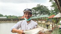 Chand Kelvin tampaknya memiliki hobi memancing. Ia berpose dengan ikan patin berukuran jumbo di sebuah pemancingan. Foto: Instagram @chand_kelvin