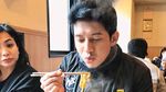 Momen Seru Chand Kelvin Saat Kulineran Bersama Tunangan dan Keluarga