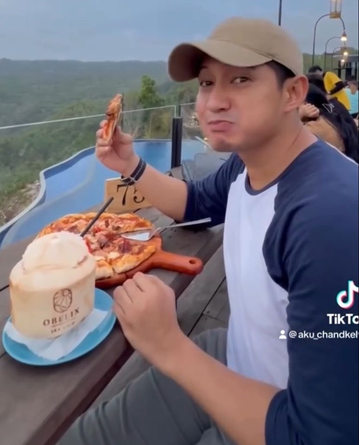 Momen Seru Chand Kelvin Saat Kulineran Bersama Tunangan dan Keluarga Momen Seru Chand Kelvin Saat Kulineran Bersama Tunangan dan Keluarga