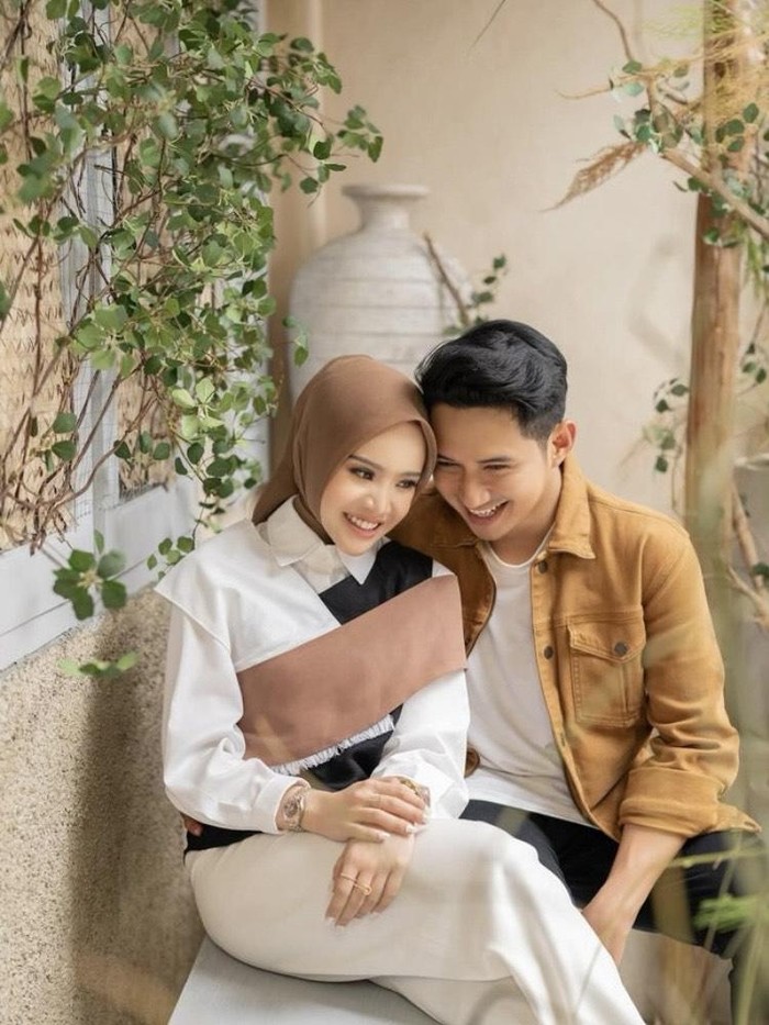Momen Seru Chand Kelvin Saat Kulineran Bersama Tunangan dan Keluarga Momen Seru Chand Kelvin Saat Kulineran Bersama Tunangan dan Keluarga
