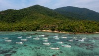 Akibatnya sebagian besar mereka memilih meliburkan diri dan beralih ke sektor pariwisata dan budidaya rumput laut yang mulai dibudidayakan kembali pascapenutupan tambak udang ilegal.