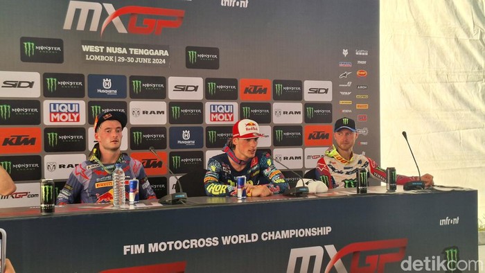 Jorge Prado (tengah) pebalap asal Spanyol berhasil menjuarai MXGP 2024 Seri 11 di Sirkuit Selaparang, Kota Mataram, Minggu (30/6/2024).