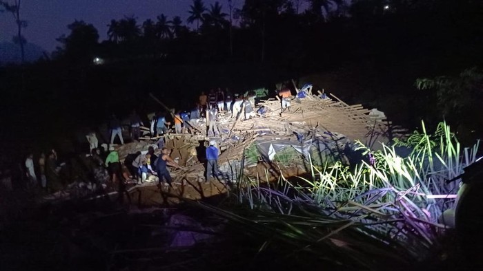 pekerja kandang ayam di Blitar tertimbun longsor
