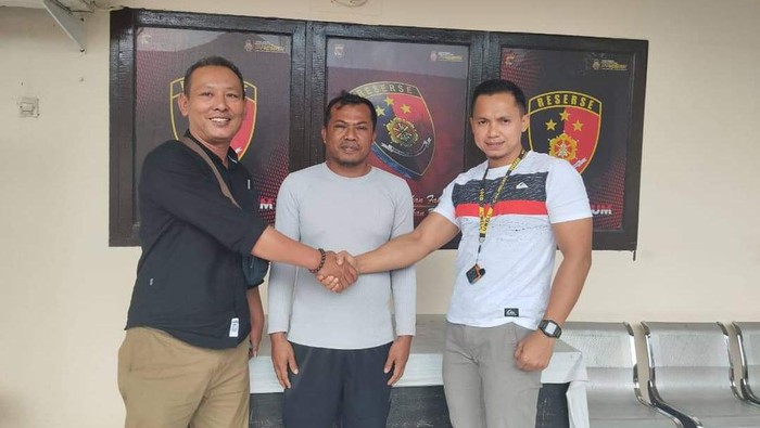 Penanggung jawab MSL, Ispani alias Fiki Firdaus (tengah), meminta perlindungan di Polres Lombok Timur. (Dok. Polres Lombok Timur)