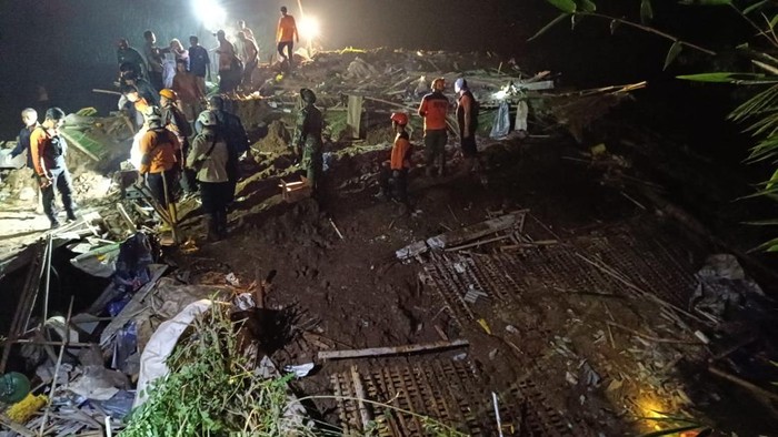 Pencarian korban longsor di Blitar.
