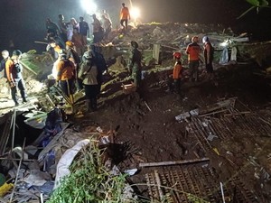 Petaka Longsor Tanah Gerak Timbun 4 Pekerja Kandang Ayam di Blitar